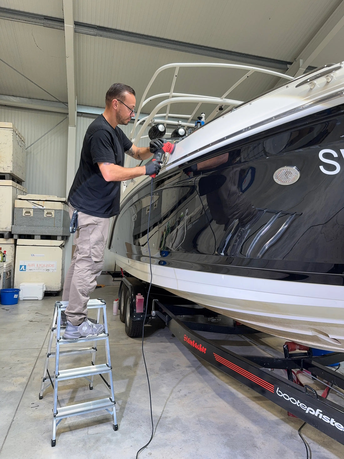 First Detailing Inhaber Stefan Baranowski poliert im Rahmen einer Bootsaufbereitung eine Sea Ray mit einer Politurmaschine