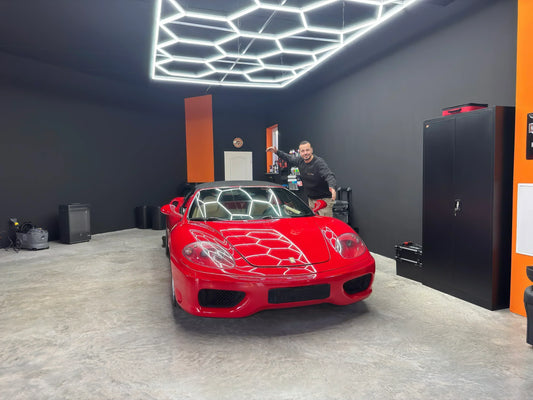 Autoaufbereitung eines Ferrari 360 Modena Spider mit klebrigem Kunststoff im Innenraum