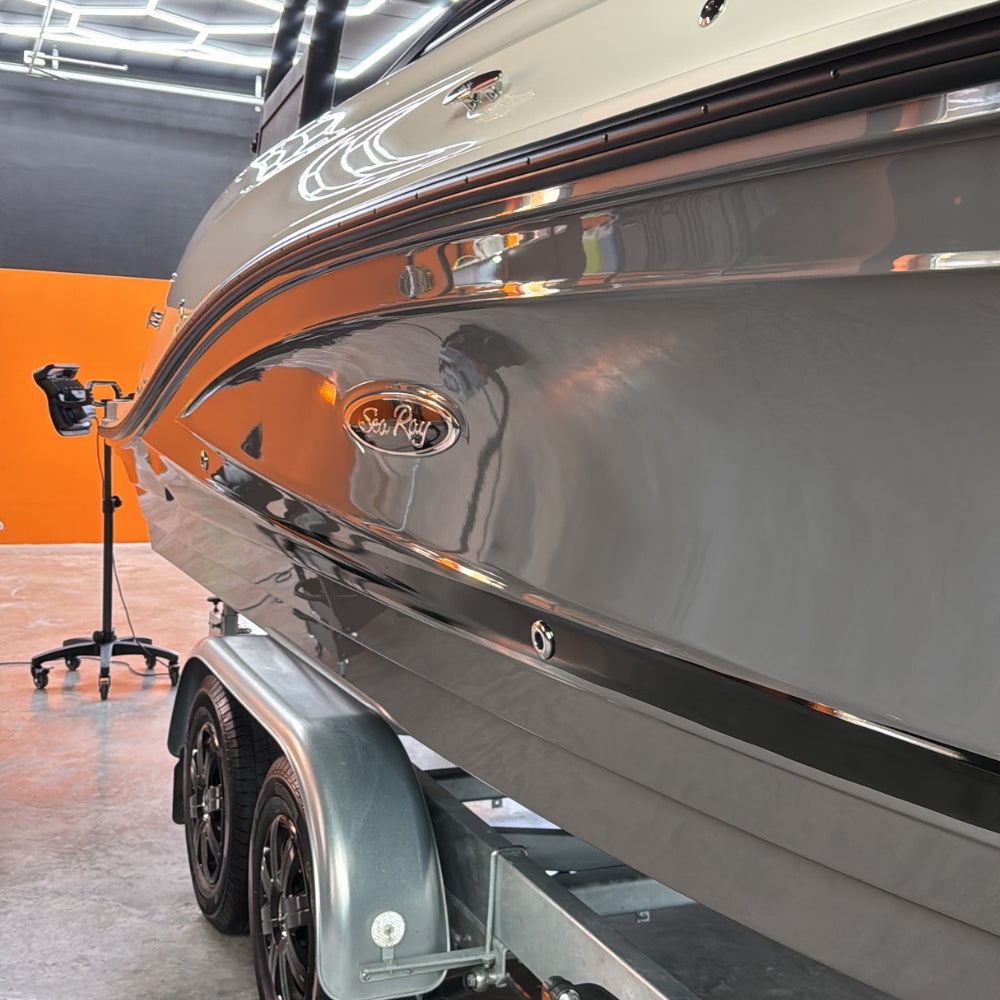 Sea Ray 230 SPX polieren und keramikversiegeln – Professionelle Bootsaufbereitung mit mattschwarzen Akzenten