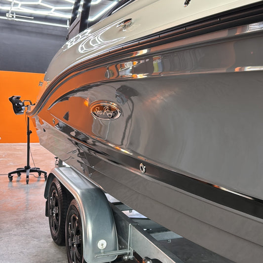 Sea Ray 230 SPX polieren und keramikversiegeln – Professionelle Bootsaufbereitung mit mattschwarzen Akzenten
