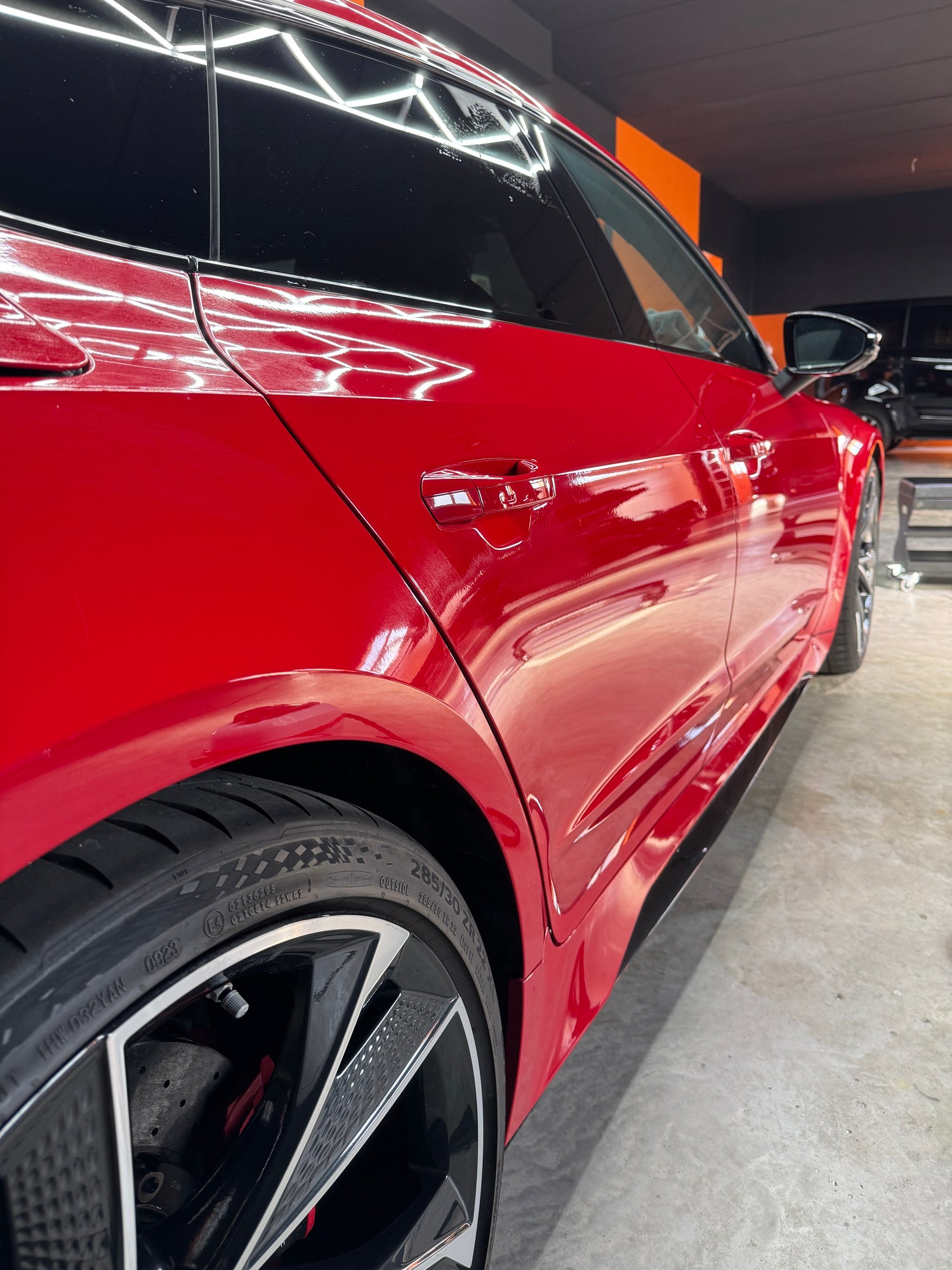 Von First Detailing aus Würzburg mit einer Keramikversiegelung versiegelter Audi RS7 mit rotem Lack und getönten Scheiben.