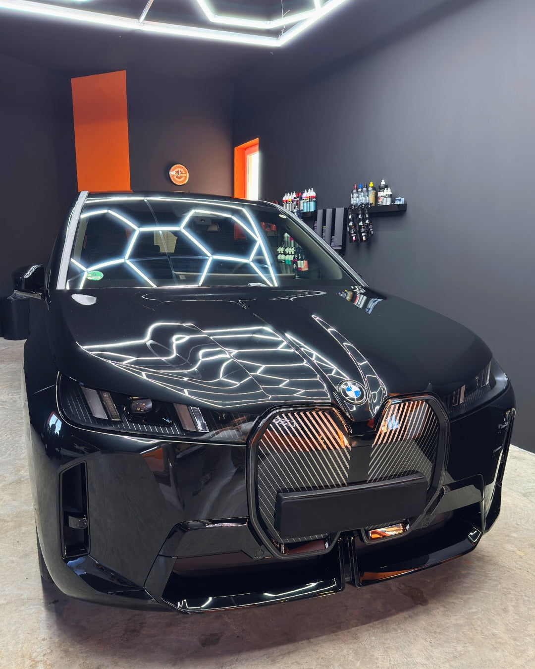 Das Foto zeigt einen BMW iX M nach der Keramikversiegelung