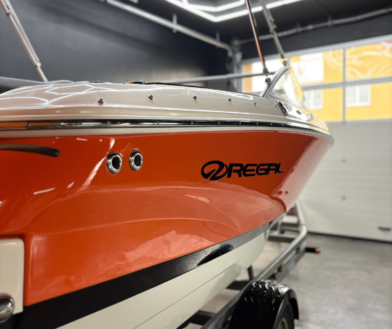 Man sieht ein sauberes, orangenes Boot der Marke Regal