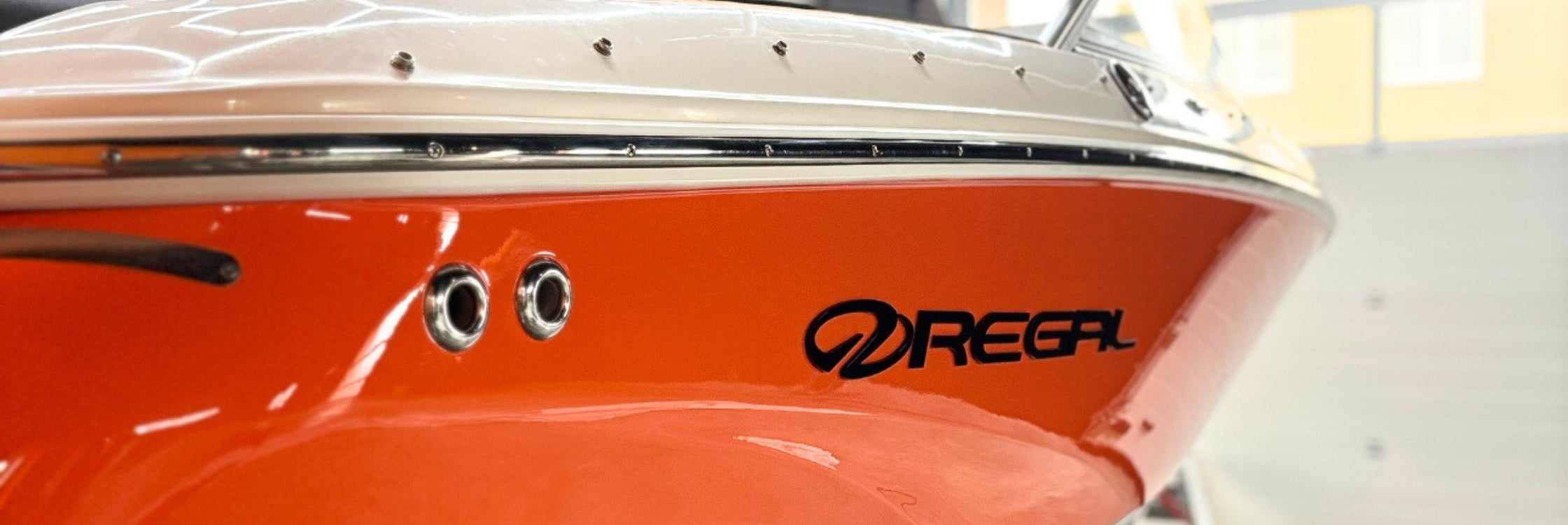 Ein Motorboot der Marke Regal welches keramikversiegelt wurde mit Koch Chemie