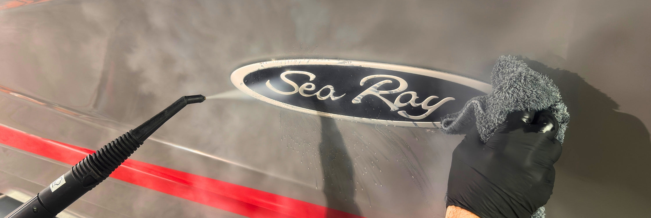 Das Motorboot wurde mit Trockendampf im Außenbereich gereinigt