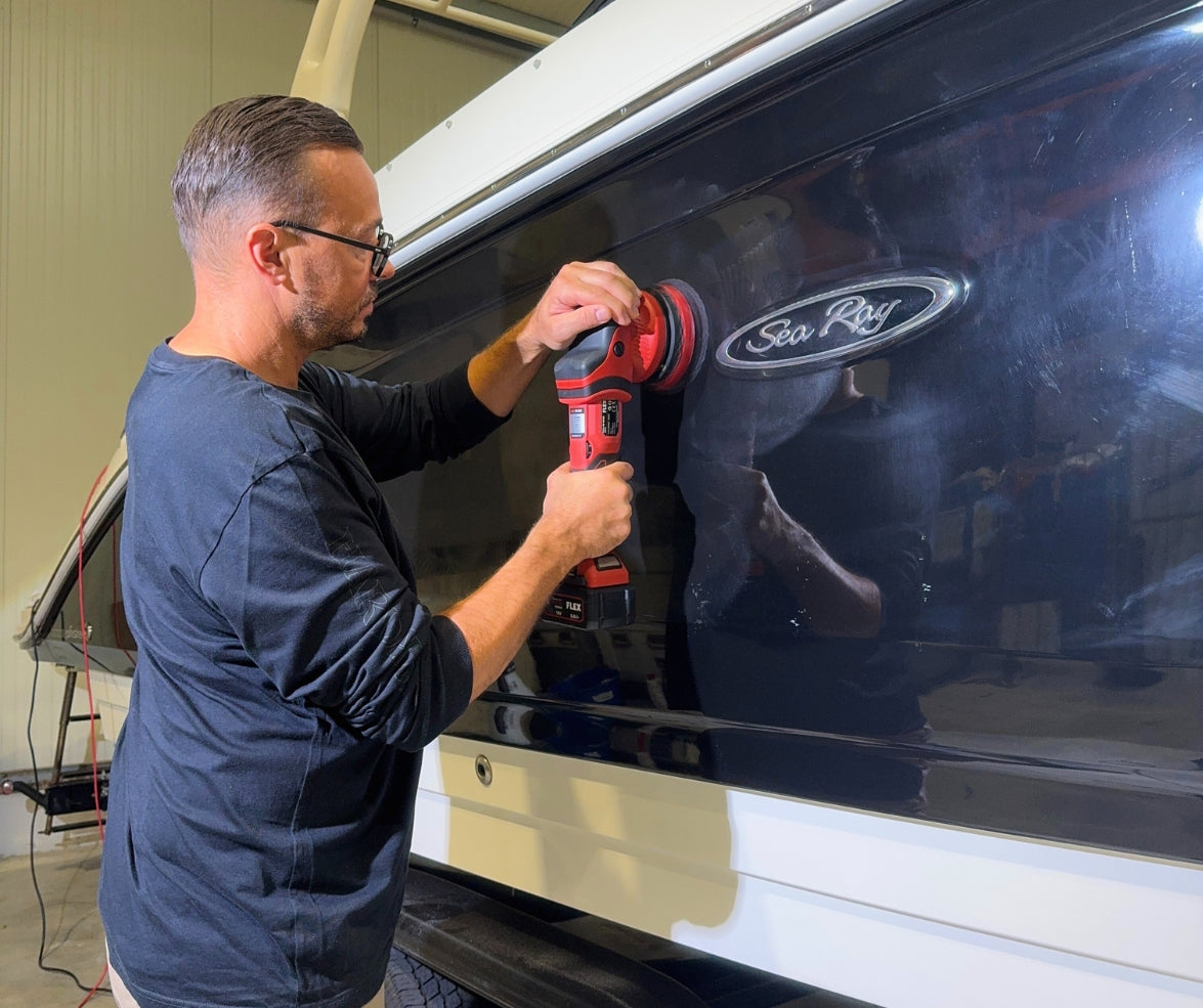 Die Sea Ray 270 wird von außen poliert