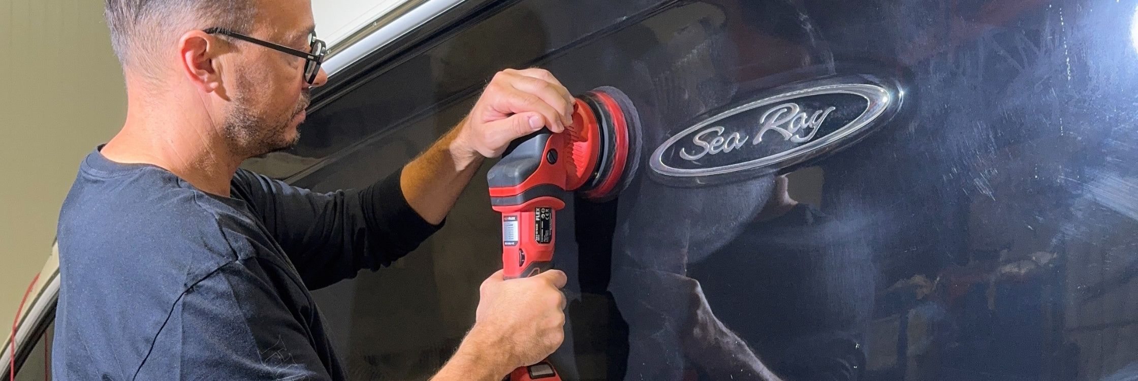 Mit einer Flex Poliermaschine wird das Sea Ray Boot poliert