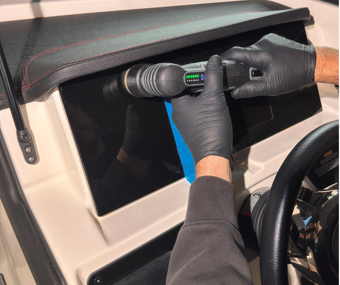 Es wird ein Cockpit vom Innenbreich des Bootes aufpoliert