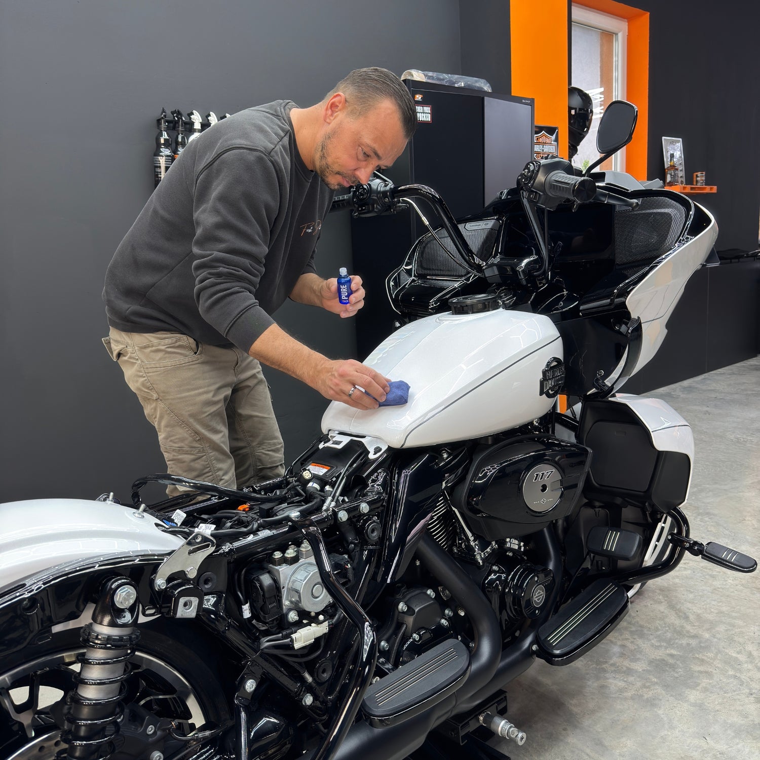 Das Bild zeigt wie ein Mann eine Harley keramikversiegelt