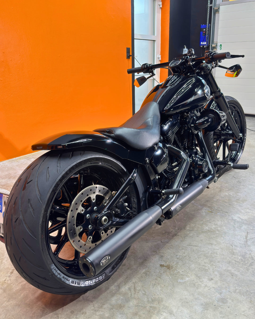 Eine schwarze Breakout glänzt und ist absolut sauber und professionell aufbereitet.