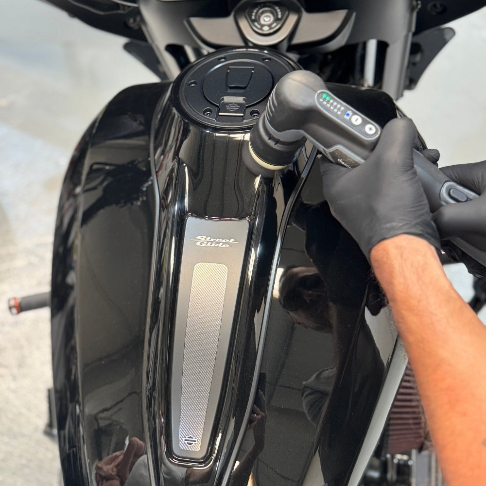 Der Tank einer Harley Street Glide wird poliert