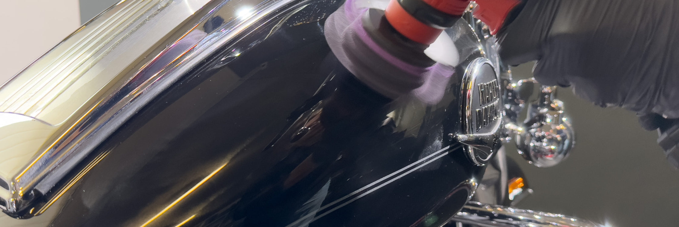 Eine Harley wird poliert mit einer Poliermaschine