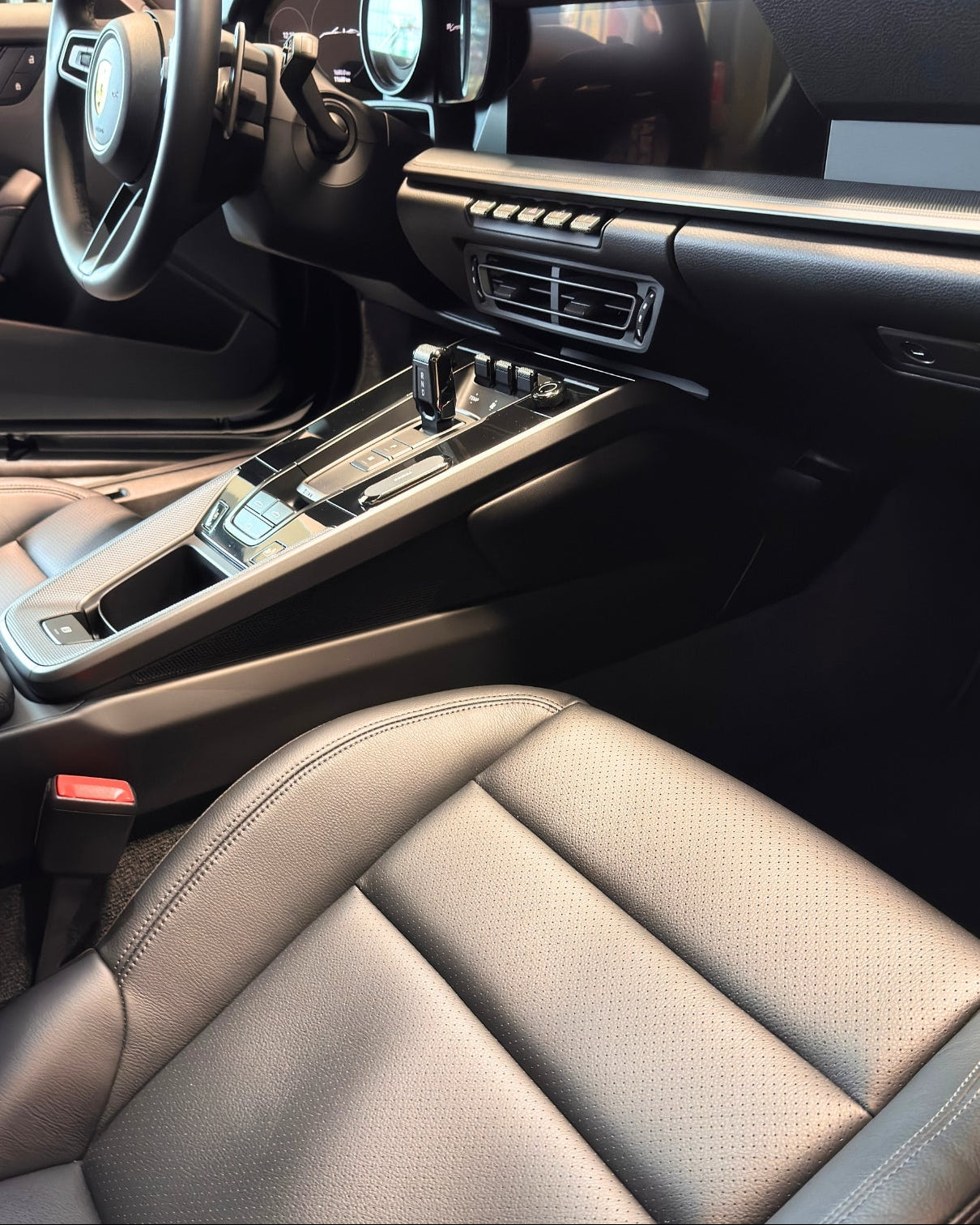 Aufbereitetes Interieur eines Porsche nach der Aufbereitung des Innenraums beim Autoaufbereiter First Detailing in Würzburg.