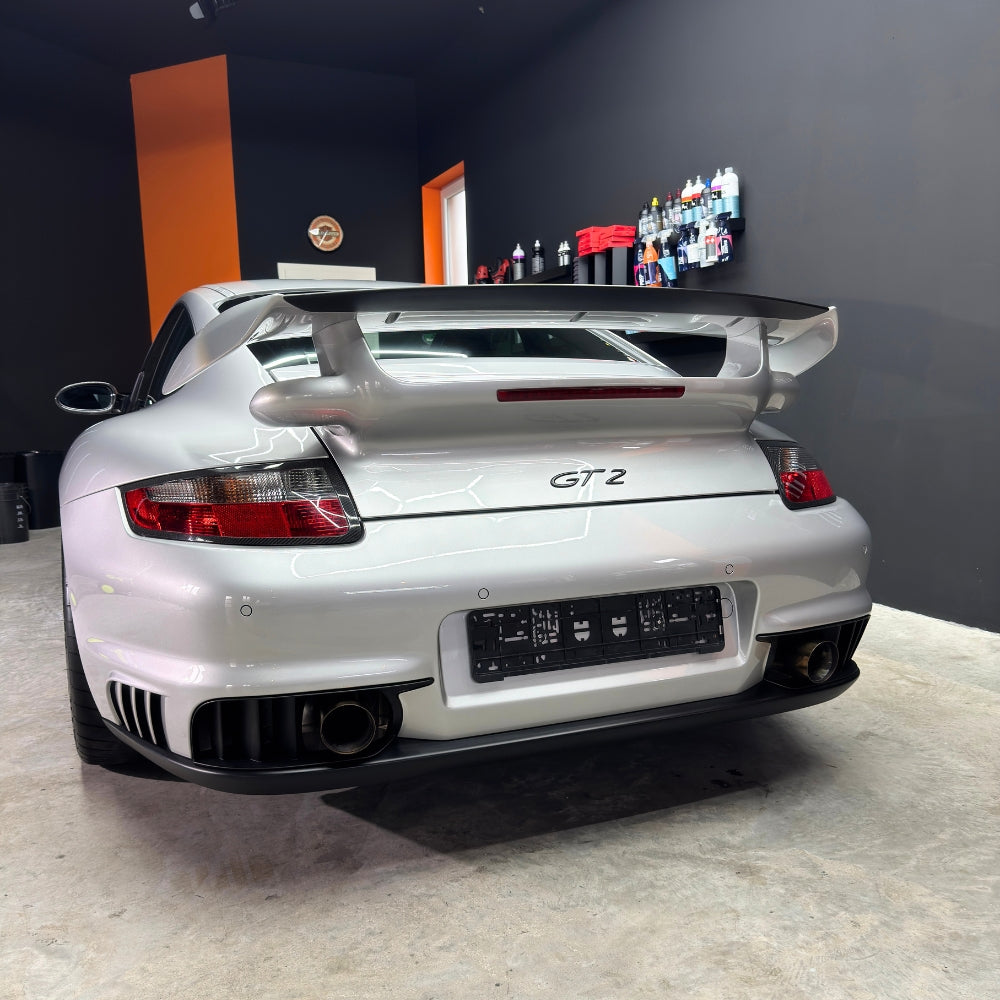 Ein aufbereiteter Porsche GT2 von First Detailing in Würzburg