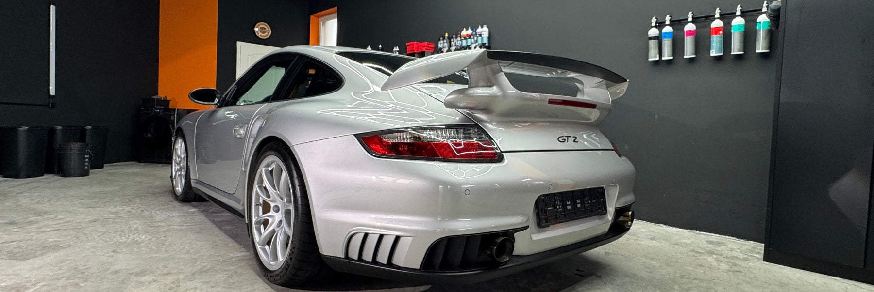 Das Bild zeigt einen Porsche GT2