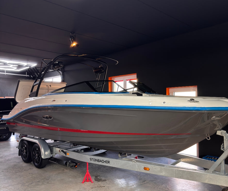 Das Bild zeigt ein Boot der Marke Sea Ray Modell 230SPX