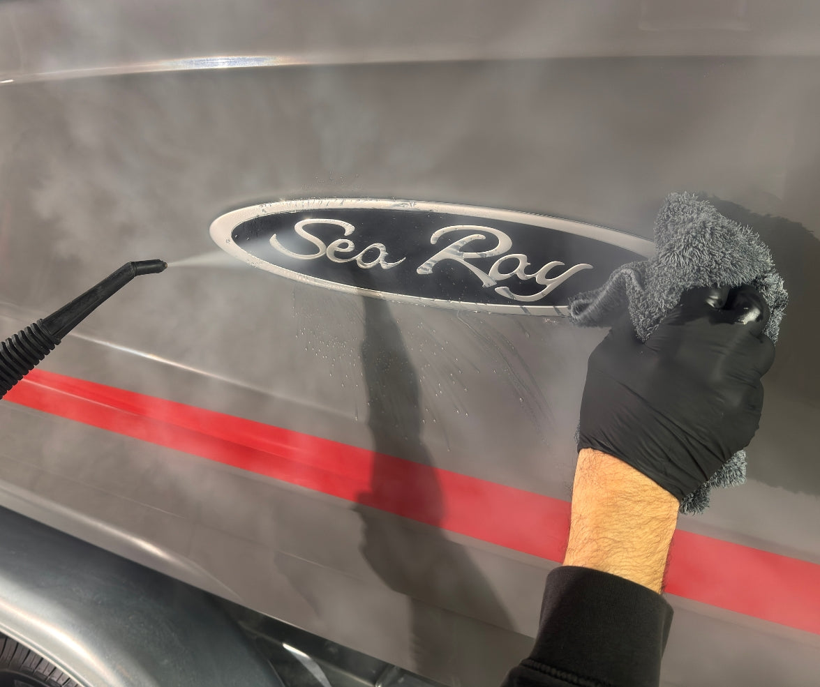 Mit Trockendampf wird die Sea Ray 230 SPX gereinigt