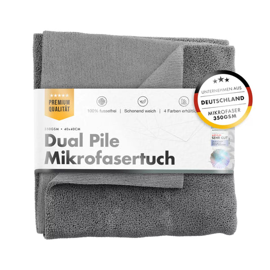 Graues Dual Pile Mikrofasertuch mit Produktbanderole, Aufdruck ‚Premium Qualität‘ und Siegel ‚Unternehmen aus Deutschland'.