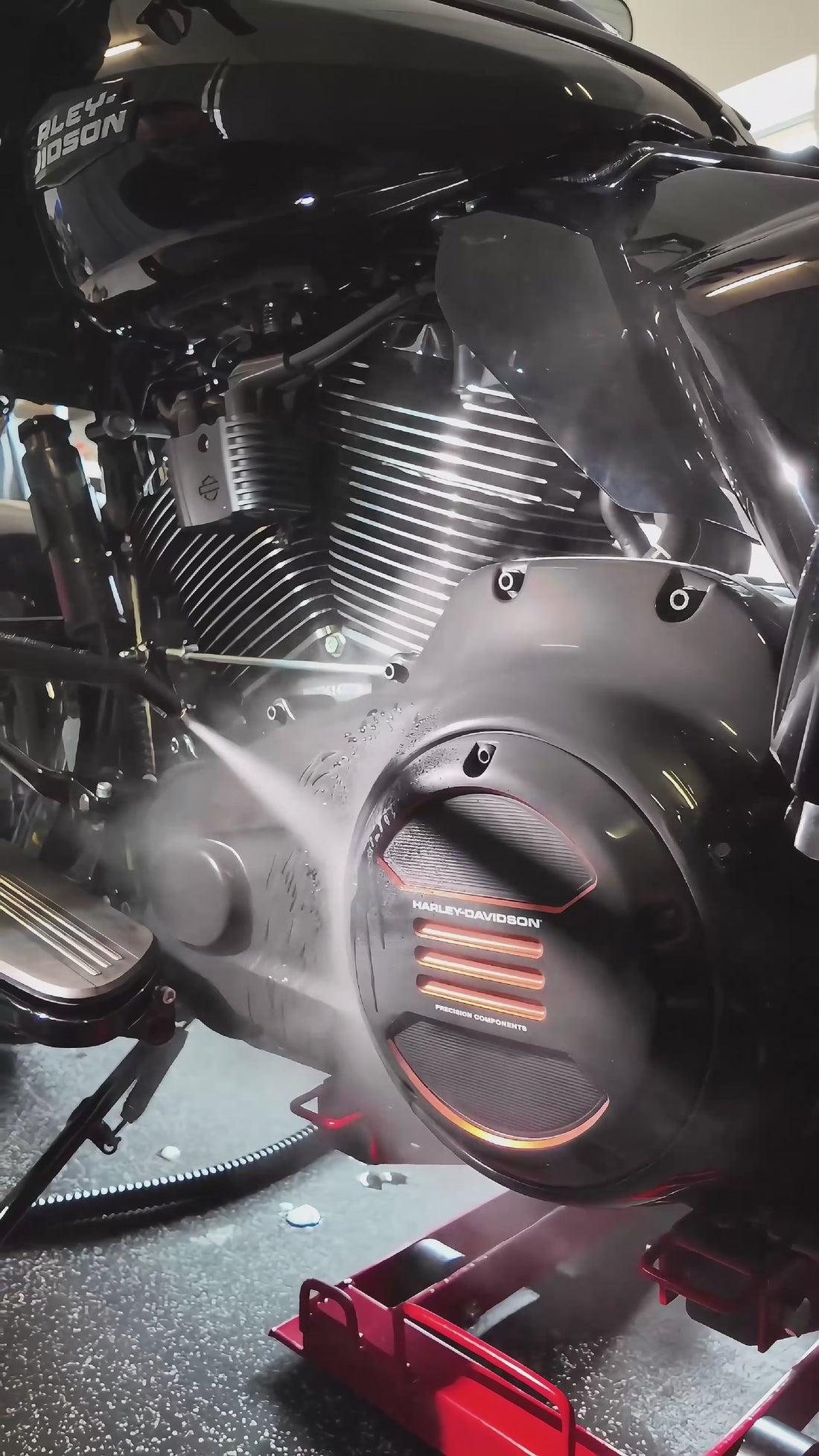 Das Video zeigt wie mit Trockendampf der Motor einer Harley Davidson Street Glide gereinigt wird